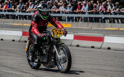 Fahrer auf einem Motorrad mit Rennnummer 152 auf der Klassikwelt Bodensee 2026