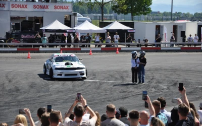 Driftveranstaltung mit wei&szlig;em Sportwagen auf der Tuning World 2025