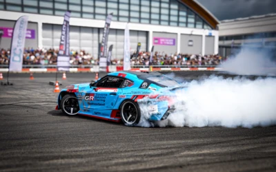 Toyota GR Supra driftet mit Rauchbildung auf der Tuning World 2025
