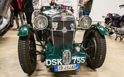 Gr&uuml;ner MG Oldtimer mit Nummernschild DSK 755 auf der Oltimer Messe St.Gallen