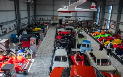 Blick ins Automuseum L&ouml;mmenschwil mit verschiedenen Fahrzeugen