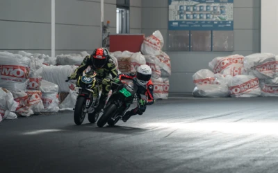 Zwei Motorradfahrer im Renneinsatz auf der Motorradwelt 2026 in Friedrichshafen