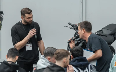 Zwei Personen sprechen &uuml;ber Motorr&auml;der auf der Motorradwelt 2026 in Friedrichshafen