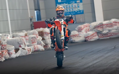 Motorradfahrer macht einen Wheelie auf einer KTM beim Motorradwelt 2026