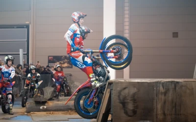 Motorradfahrer zeigt einen Stunt auf der Motorradwelt Messe 2026 in Friedrichshafen