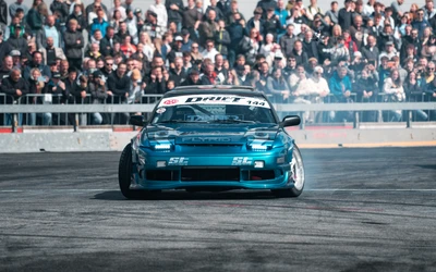 Blaues Drift-Auto w&auml;hrend einer Veranstaltung mit Publikum im Hintergrund