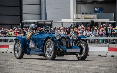 Blauer klassischer Sportwagen f&auml;hrt auf der Klassikwelt Bodensee 2026