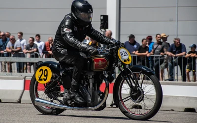 Motorradfahrer auf einer Oldtimer-Maschine w&auml;hrend der Klassikwelt Bodensee 2026.