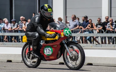 Motorradfahrer auf klassischem Rennmotorrad bei der Klassikwelt Bodensee 2026