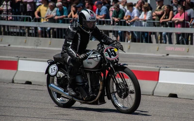 Ein Motorradfahrer auf einer Oldtimer-Rennstrecke w&auml;hrend der Klassikwelt Bodensee 2026.