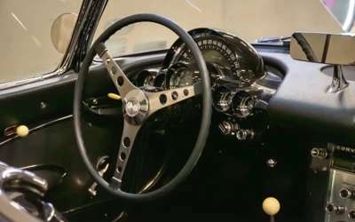 Innenraum eines Chevrolets mit Lenkrad und Armaturen auf der Oltimer Messe St.Gallen