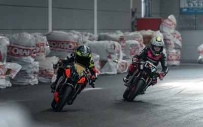 Zwei Fahrer auf Motorr&auml;dern beim Rennen in einer Halle auf der Motorradwelt 2026