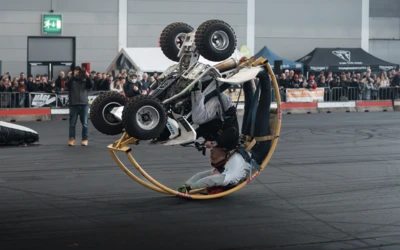Motorradfahrer f&uuml;hrt Stunt auf Motorradwelt 2026 Messe in Friedrichshafen vor
