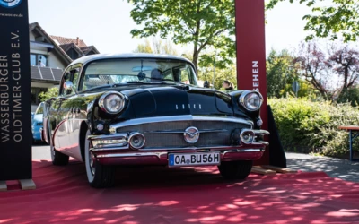 Oldtimer Buick auf Oldtimertreffen Wasserburg 2026, rot dekoriert
