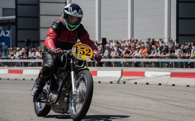Motorradfahrer in roter Lederjacke beim Rennen auf der Klassikwelt Bodensee 2026