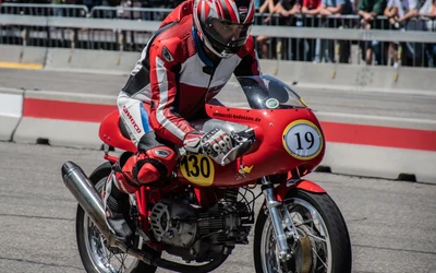 Roter Rennmotorradfahrer auf der Klassikwelt Bodensee 2026 im Rennen