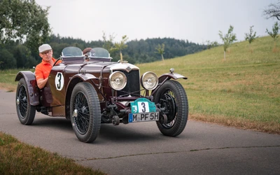 Oldtimer aus den 1920er Jahren f&auml;hrt auf einer kurvenreichen Stra&szlig;e