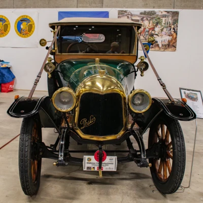 Historisches Auto mit gr&uuml;nem Lack und goldenen Akzenten auf der Oldtimermesse
