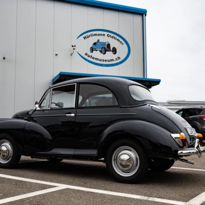 Schwarzes Auto vor dem H&uuml;rlimann Oldtimer Museum in der Schweiz