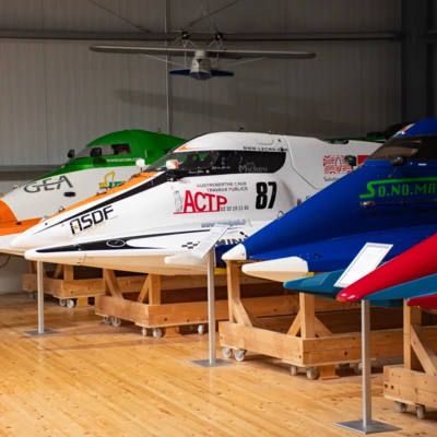 Drei Rennboote in einem Automuseum in L&ouml;mmenschwil, Schweiz