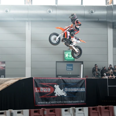 Motorradfahrer springt mit KTM &uuml;ber eine Rampe auf der Motorradwelt 2026 Messe