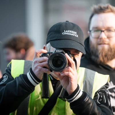 Person in Warnweste fotografiert auf der Motorradwelt 2026 Messe