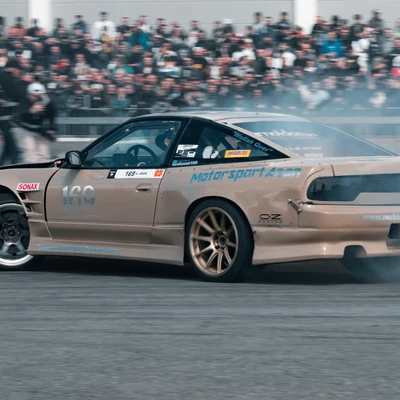 Silberner Nissan Silvia S14 driftet auf der Tuning World Bodensee 2026