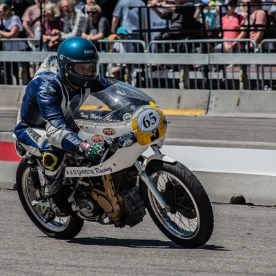 Motorradfahrer in Schutzkleidung f&auml;hrt auf Rennstrecke bei Klassikwelt Bodensee 2026