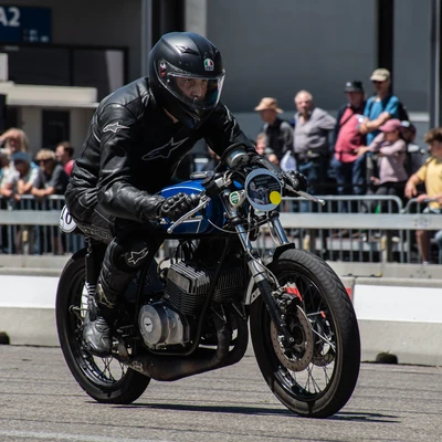 Fahrer auf einem Motorrad beim Beschleunigen auf der Klassikwelt Bodensee 2026