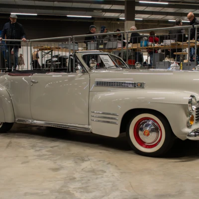 Helles Oldtimer-Cabriolet auf der 19. Oldtimer Messe St. Gallen