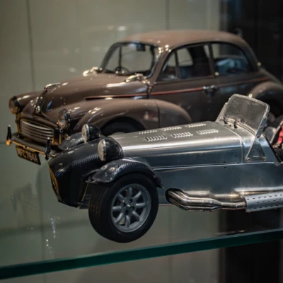 Modell eines silbernen Sportwagens in einem Automuseum in der Schweiz