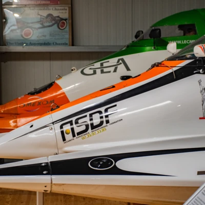 Drei Rennboote in einem Automuseum, L&ouml;mmenschwil, Schweiz