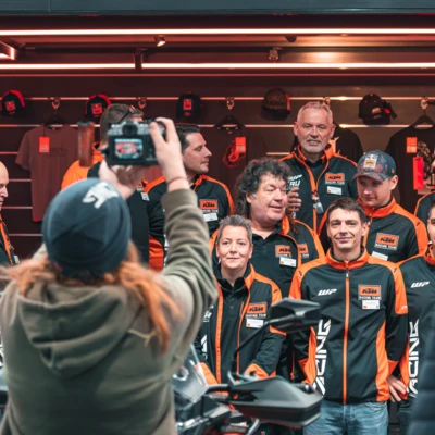 Personen in KTM-Racing-Team Kleidung auf der Motorradwelt 2026