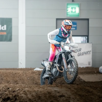 Motorradfahrer auf einer Strecke bei der Motorradwelt 2026 in Friedrichshafen
