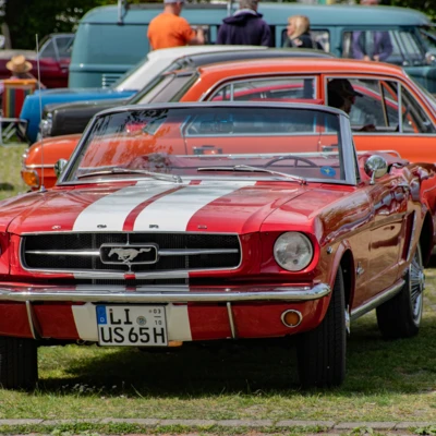 Roter Ford Mustang Cabrio auf dem Oldtimertreffen Wasserburg 2026