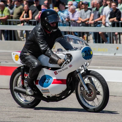 Motorradfahrer auf klassischem Renner bei der Klassikwelt Bodensee 2026