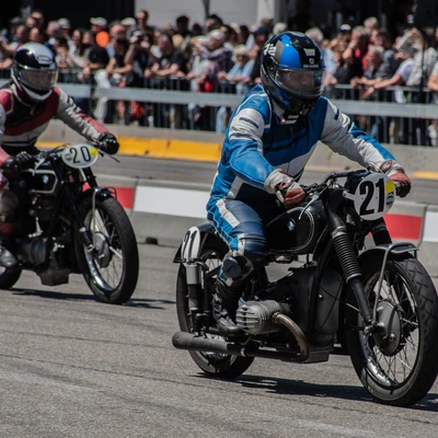 Zwei Motorradfahrer auf der Klassikwelt Bodensee 2026, BMW und Vintage-Modelle.