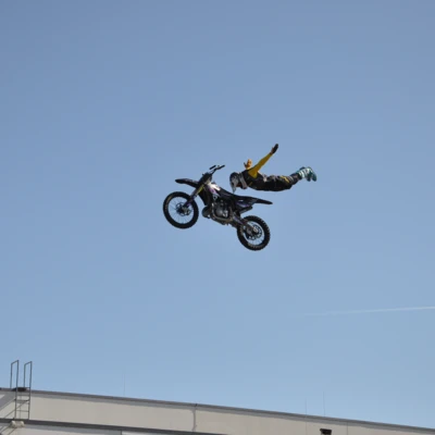 Motorradfahrer springt mit MX-Bike &uuml;ber eine Rampe auf der Tuning World 2025