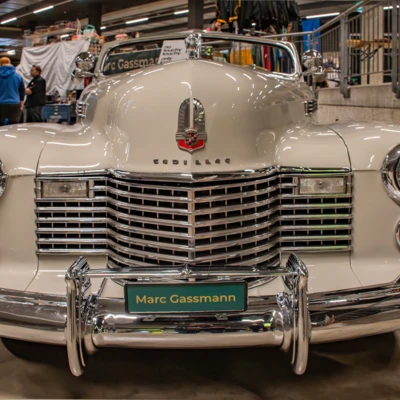 Wei&szlig;er Cadillac mit verchromtem K&uuml;hlergrill auf Oldtimermesse St.Gallen