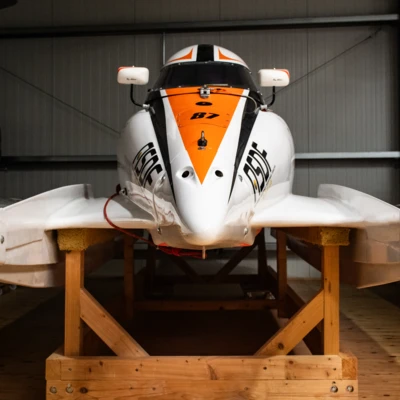 Rennboot mit orange-wei&szlig;er Lackierung im Automuseum L&ouml;mmenschwil