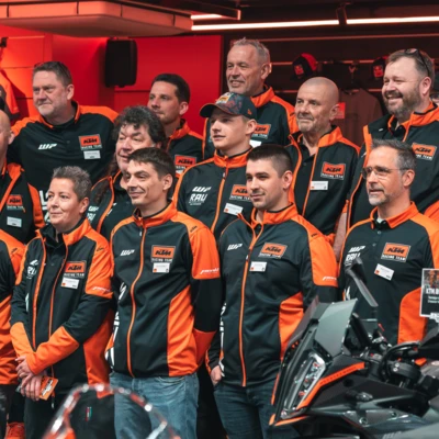 Gruppe von Personen in KTM-Racing-Teamsweatshirts auf der Motorradwelt 2026
