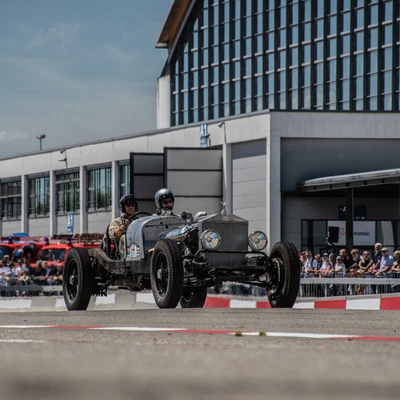 Oldtimer-Fahrzeug auf der Klassikwelt Bodensee 2026, Fahrer und Beifahrer sichtbar