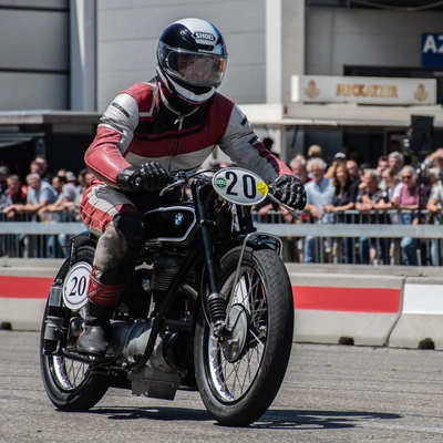 Fahrer auf BMW Motorrad mit Startnummer 20 bei Klassikwelt Bodensee 2026