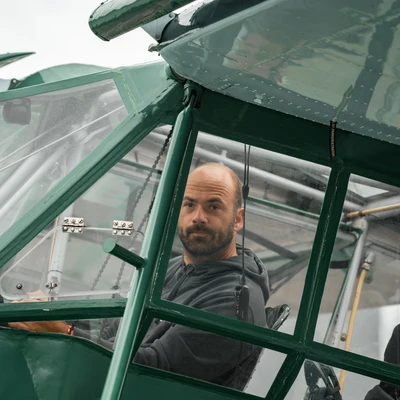 Pilot und Passagierin in einem gr&uuml;nen Flugzeugcockpit auf der KLASSIKWELT BODENSEE 2026