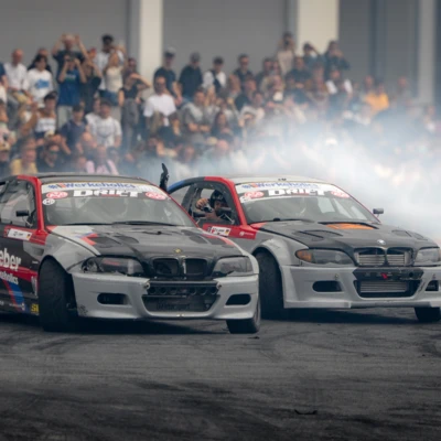 Zwei BMW Sportwagen driften auf der Tuning World 2025 in Friedrichshafen