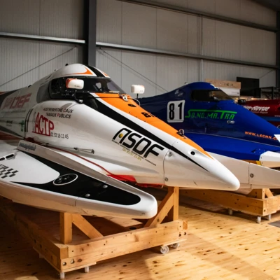 Rennboote im Automuseum L&ouml;mmenschwil: Wasserfahrzeuge auf Holzpodesten