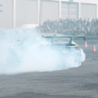 Rennwagen driftet durch Rauchschwaden auf der Tuning World Bodensee 2026