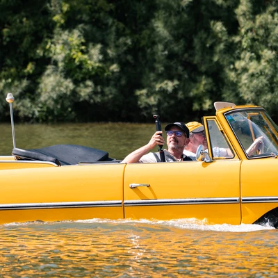 Gelber Oldtimer auf Wasser mit zwei Personen, KLASSIKWELT BODENSEE 2026