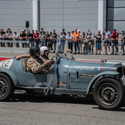 Oldtimer-Fahrzeug Samson auf der Klassikwelt Bodensee 2026 im Renneinsatz