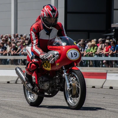 Roter Rennmotorradfahrer bei der Klassikwelt Bodensee 2026